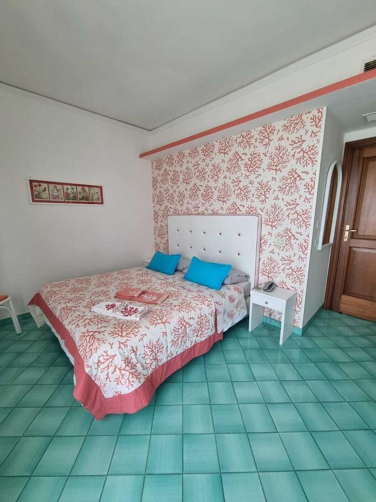 Hotel Girasole Сорренто Экстерьер фото